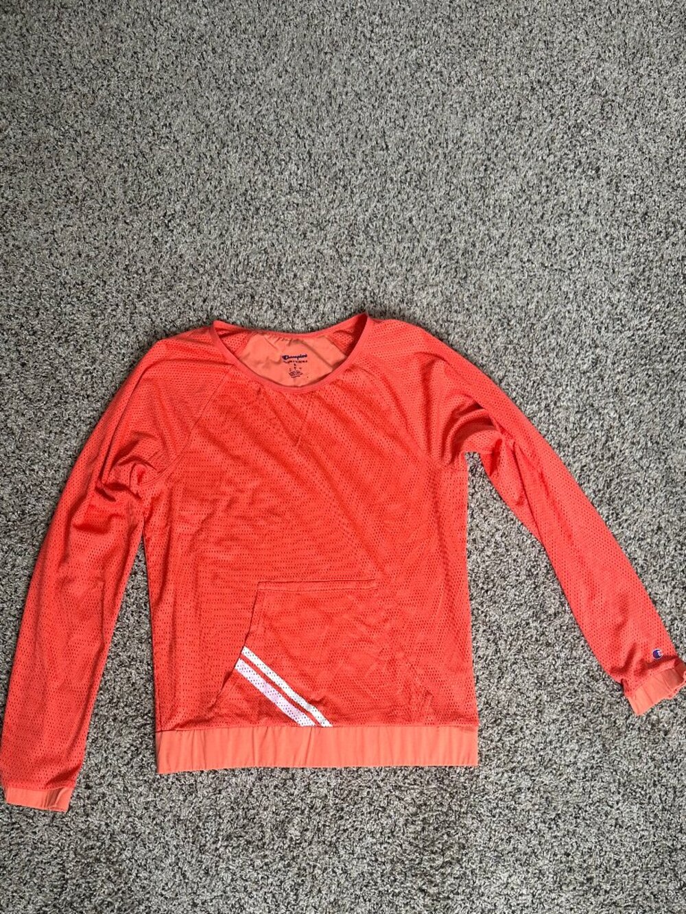 Esta es una sudadera deportiva de manga larga Champion de color coral